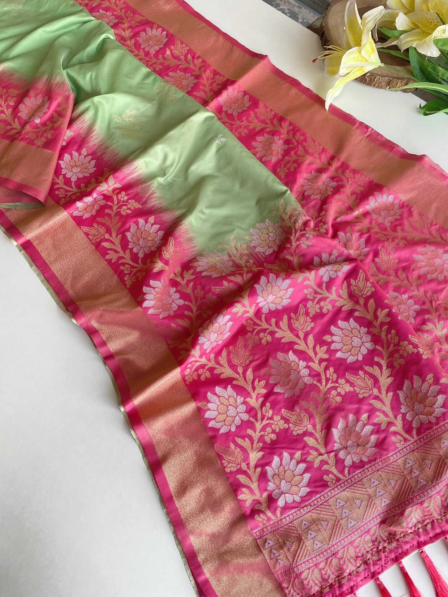 '-55%  Fantastic Tone Silk Perrot & Pink Color Saree