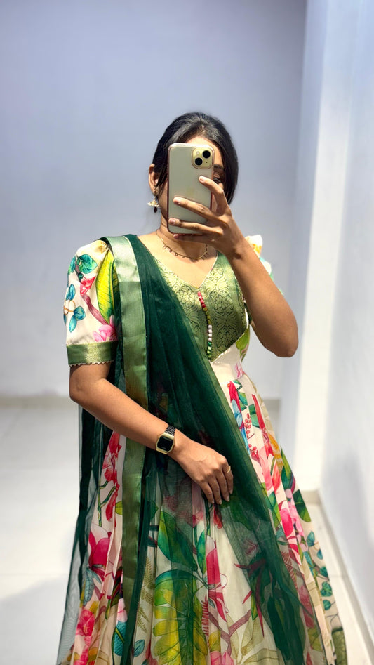 green duppta adding charm to the outfit!