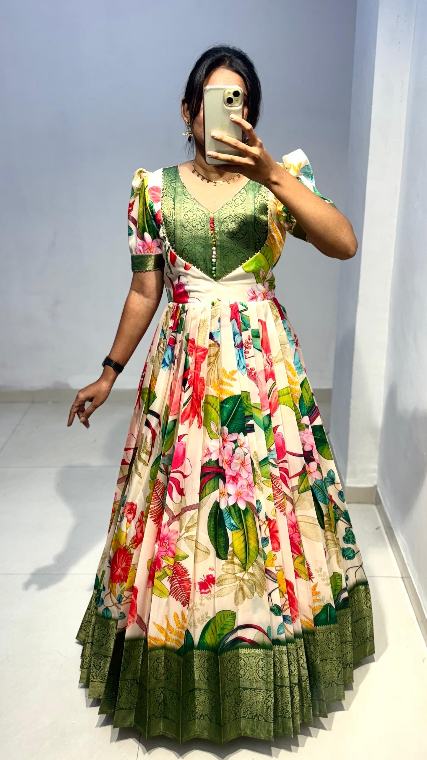 green duppta adding charm to the outfit!