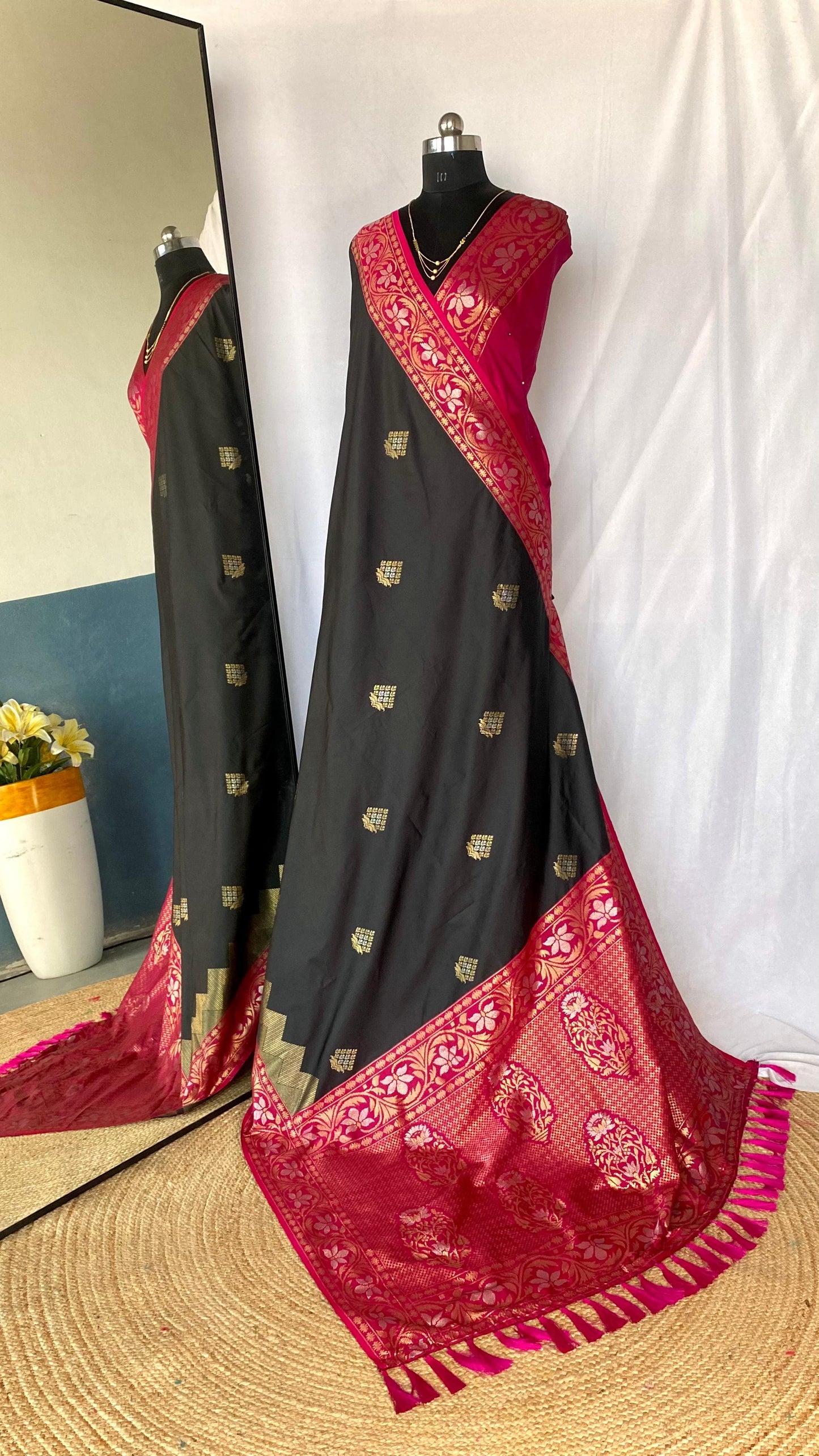 '-44%   Shining Tone Silk Black Color Saree