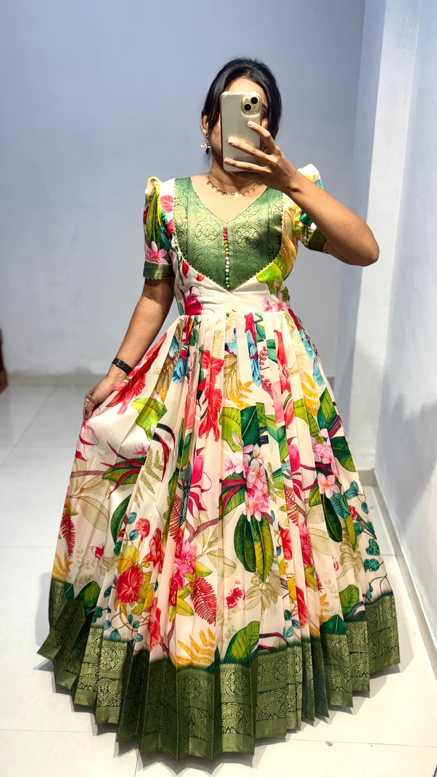 green duppta adding charm to the outfit!